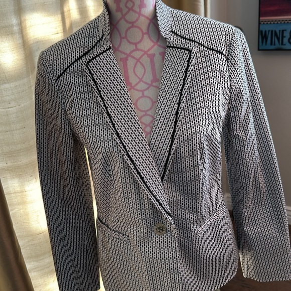 And Klein size medium, black-and-white, blazer, lion button cotton spandex - Picture 2 of 5